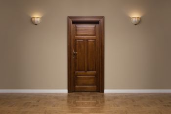 geschmackvoll eingerichteter Wohnbereich mit hellen Wänden, Couch, Sesseln, TV-Bereich und Essecke