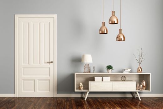 geschmackvoll eingerichteter Wohnbereich mit hellen Wänden, Couch, Sesseln, TV-Bereich und Essecke