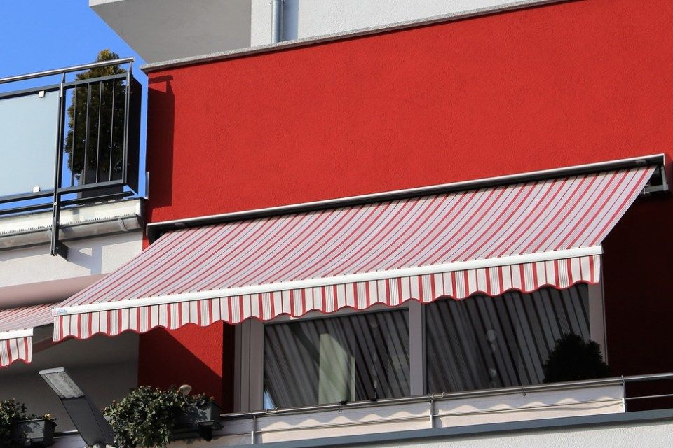 geschmackvoll eingerichteter Wohnbereich mit hellen Wänden, Couch, Sesseln, TV-Bereich und Essecke