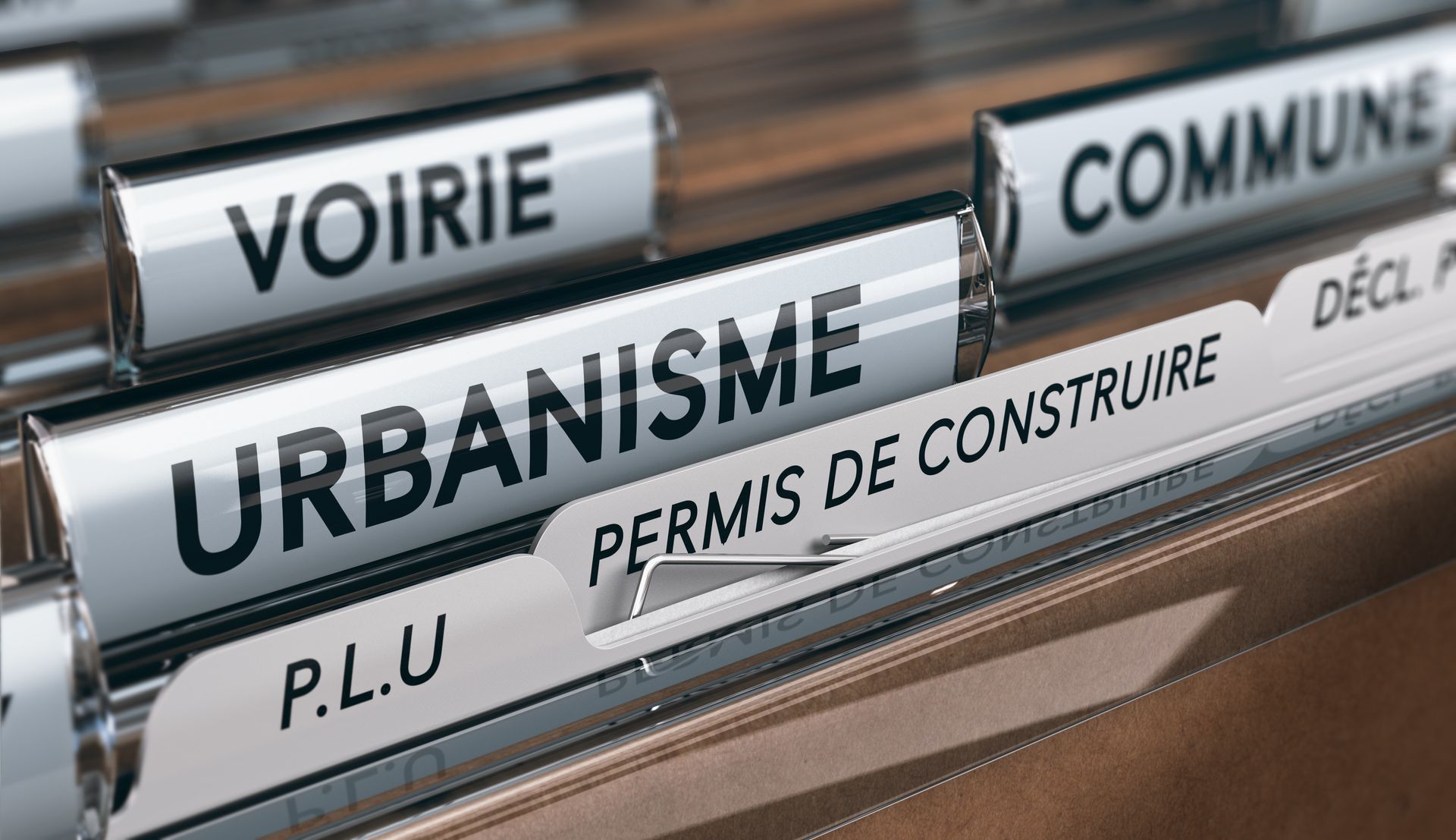 Des dossiers étiquetés dans un porte-documents.