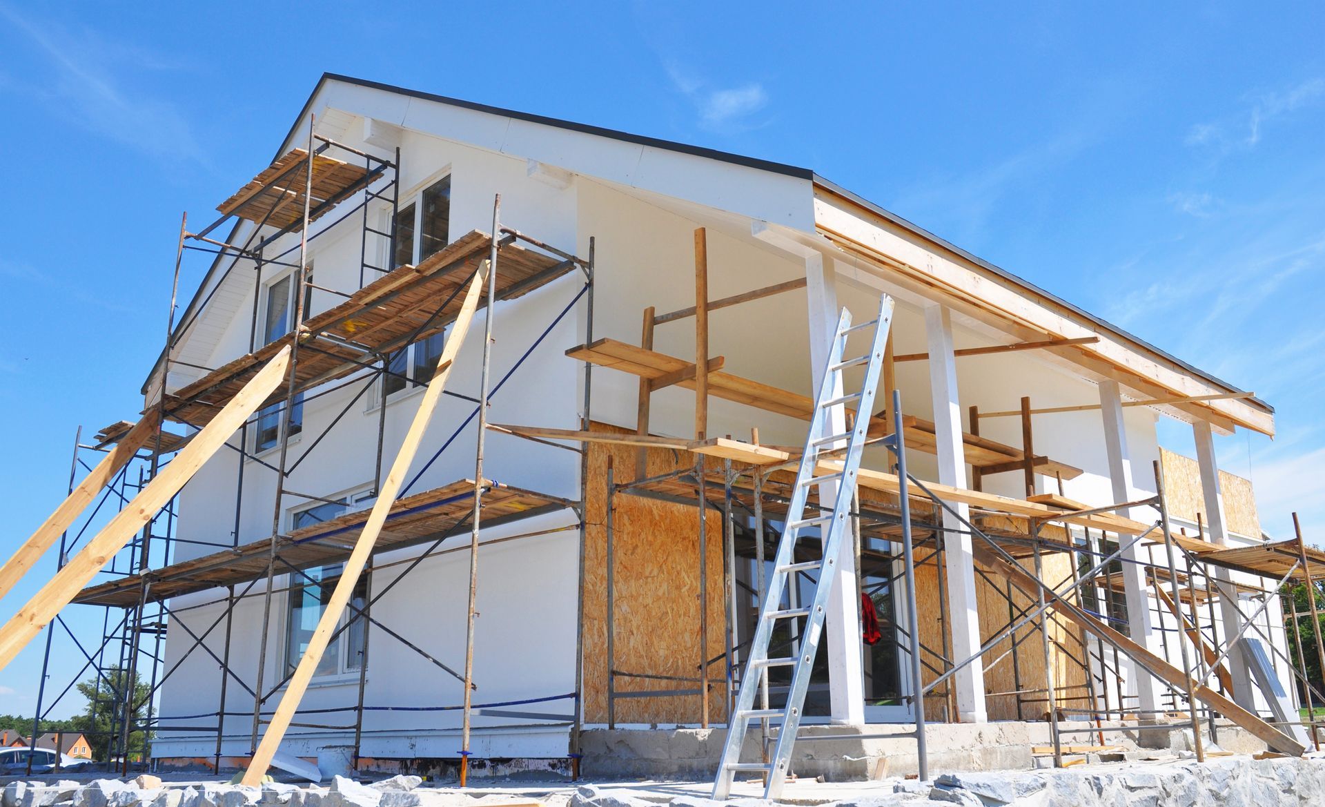 Maison en construction avec un échafaudage.