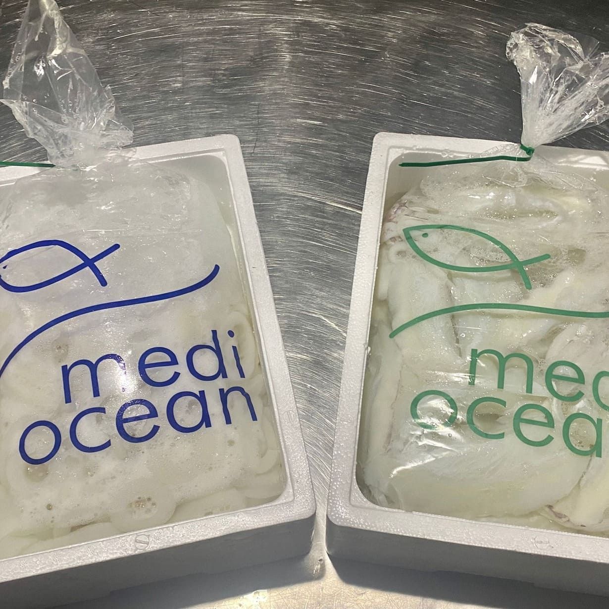 Dos bolsas de comida con las palabras Medi Ocean en ellas.