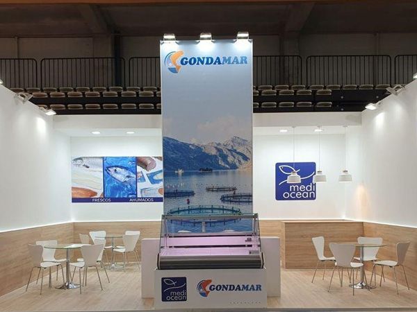 Una habitación con mesas y sillas y un cartel que dice 'gondamar'.