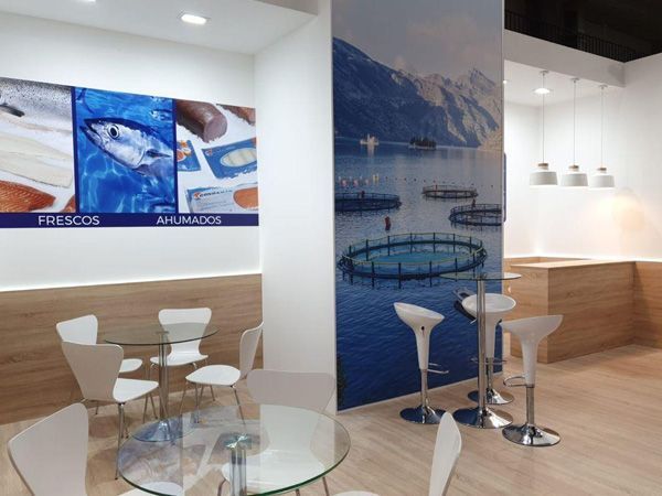 Una habitación con mesas y sillas y un cuadro en la pared que dice frescos