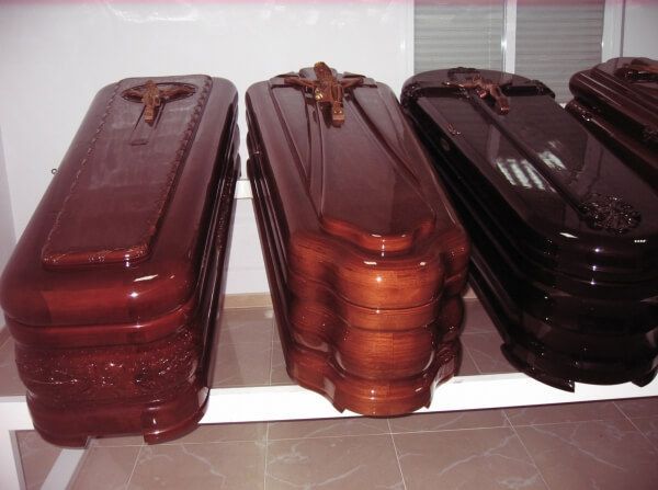 Tres ataúdes de madera están apilados uno encima del otro