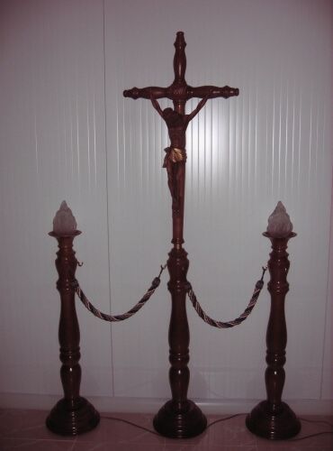 Una cruz de madera con una estatua de Jesús en ella.