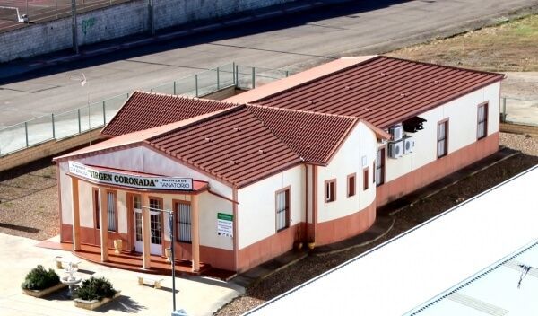 Una vista aérea de un edificio con techo de tejas rojas.