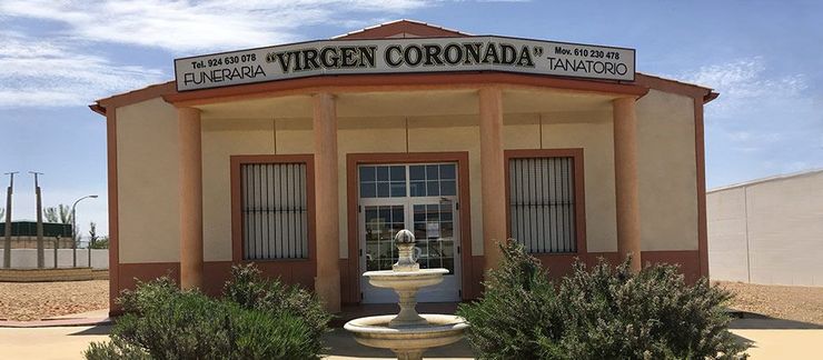 Un pequeño edificio con un cartel que dice Virgen Coronada