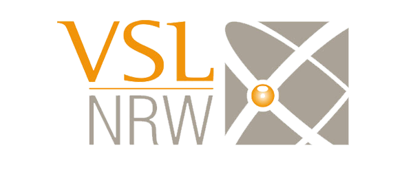 VSL NRW-Logo mit orangefarbener und grauer Schrift neben einem stilisierten grauen segelartigen Symbol