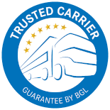 Blau-weißes „Trusted Carrier“-Abzeichen mit einer Hand, die Fracht hält, und Sternen, beschriftet mit „Garantie von BGL“.