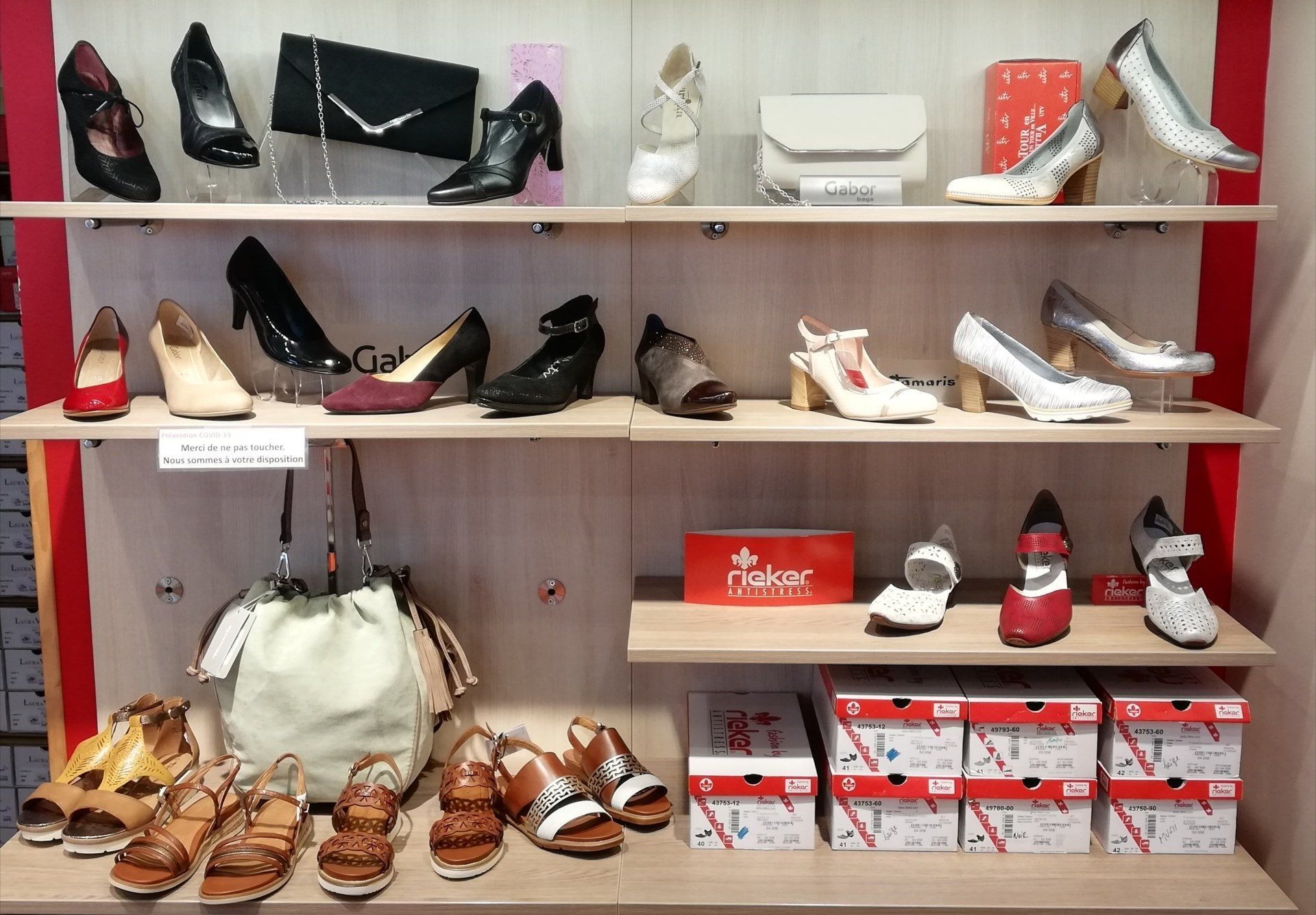 Étagère de magasin avec chaussures