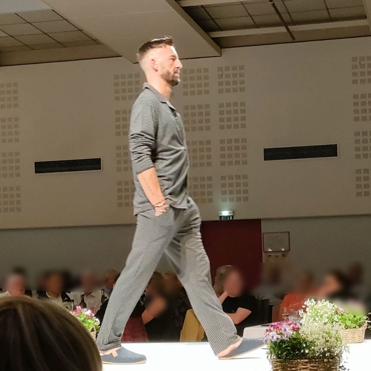 Homme qui défile avec un sac vert