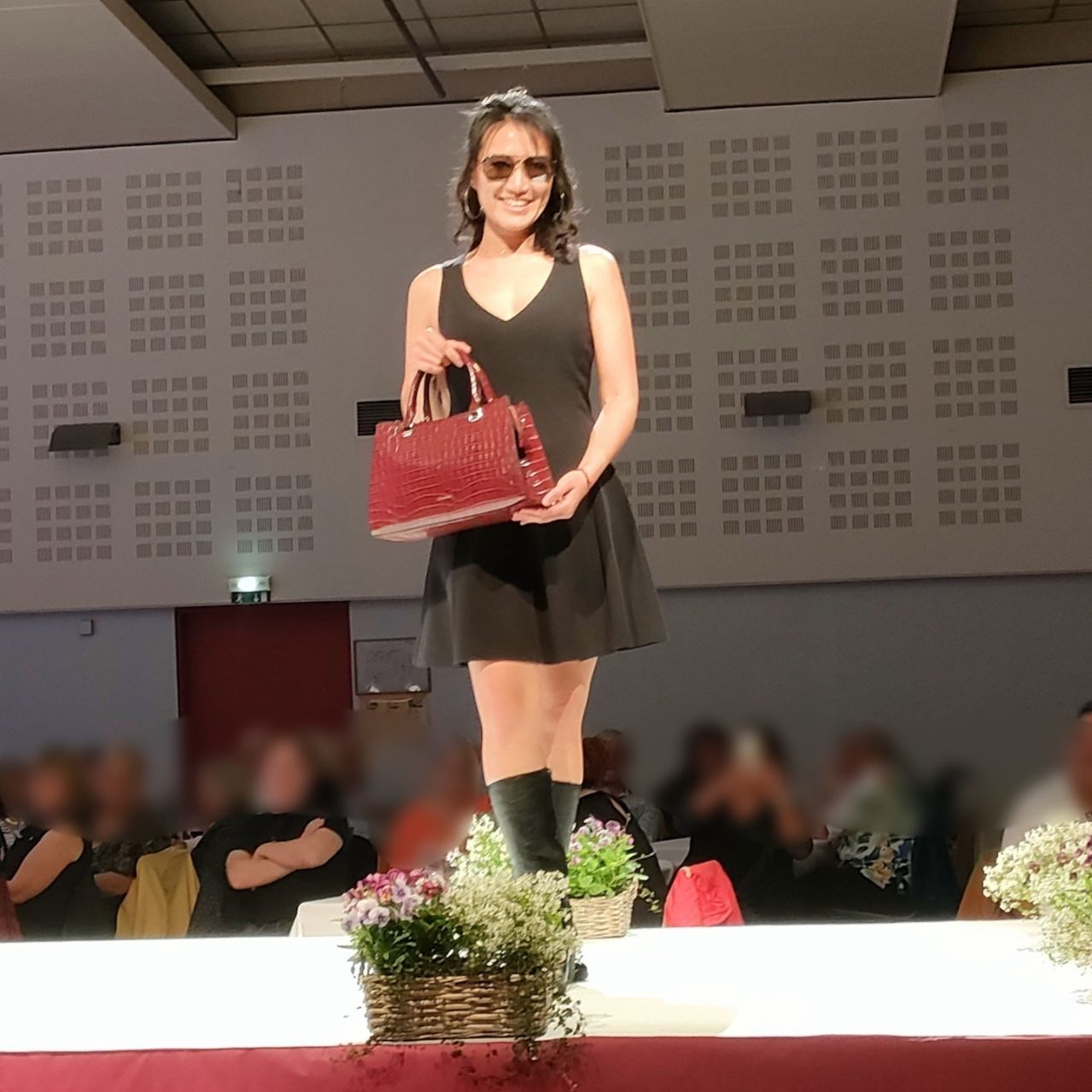 Femme qui défile à un salon