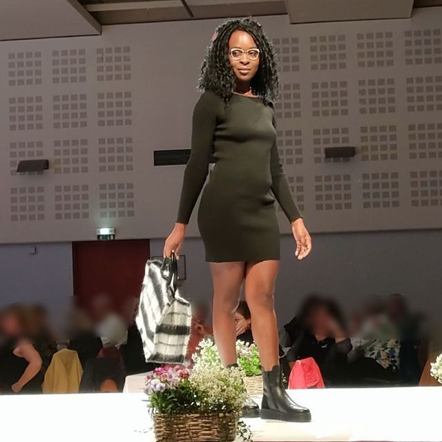 Femme qui défile avec une robe