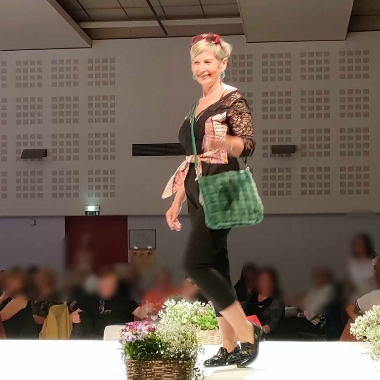 Femme qui défile avec un sac vert