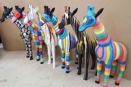 Beeldjes kleurrijke giraffen