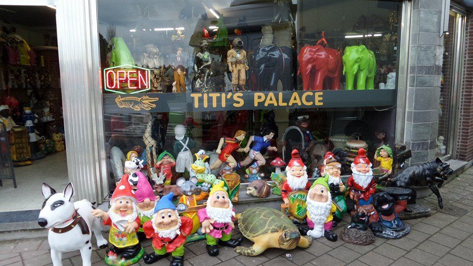 Kleurrijke kabouterbeelden