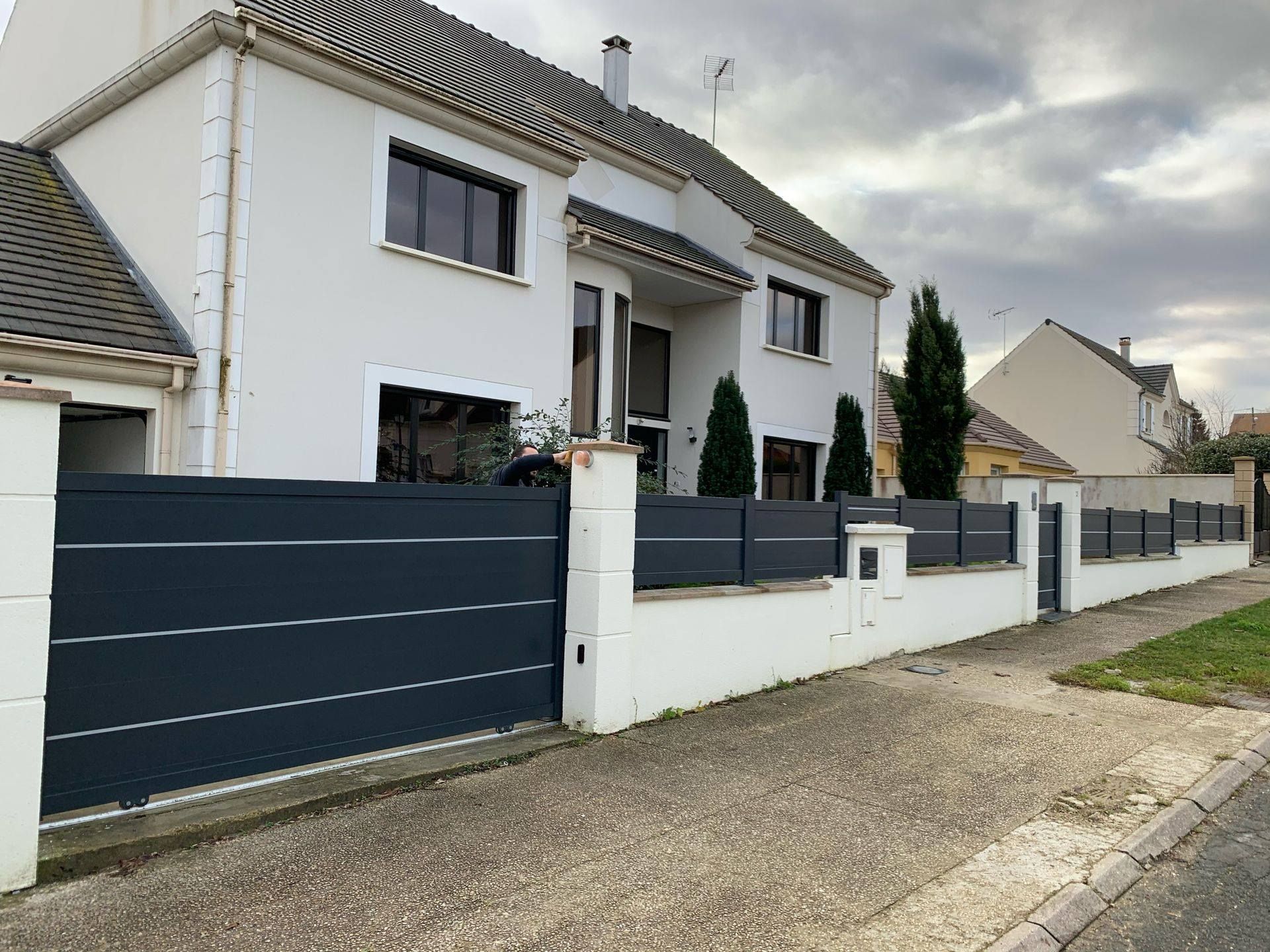 Portail avec clôture brise-vue