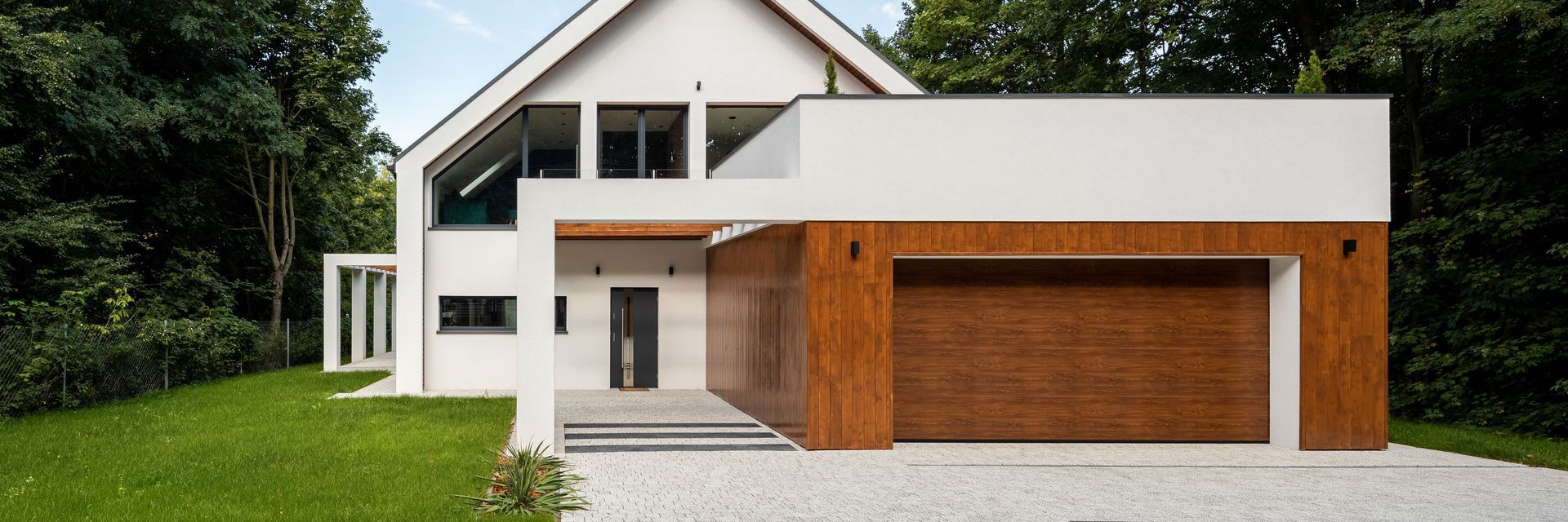 Installation de porte de garage en bois