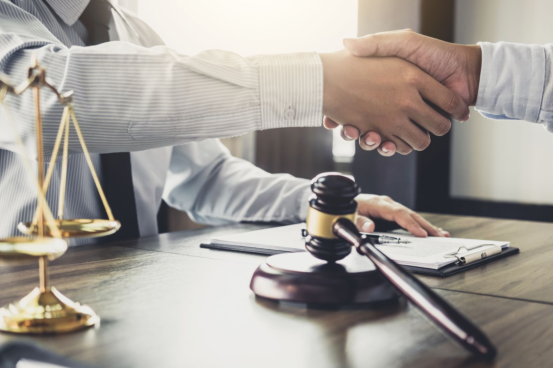 Poignée de main dans un bureau d'avocat