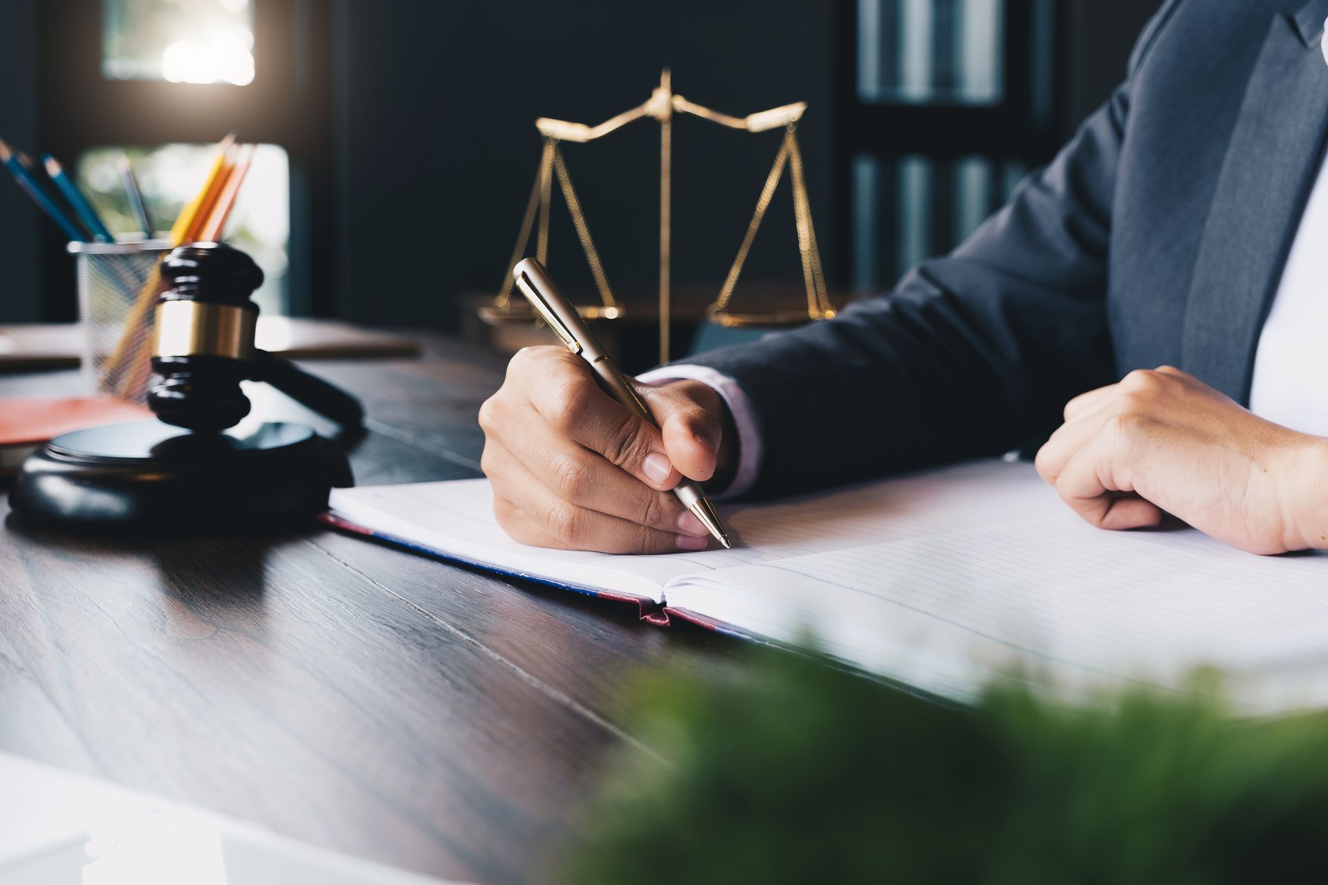 Avocat qui paraphe un contrat