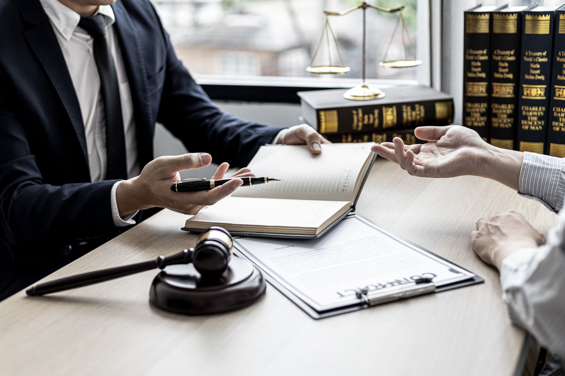 Avocat qui tient un agenda dans les mains