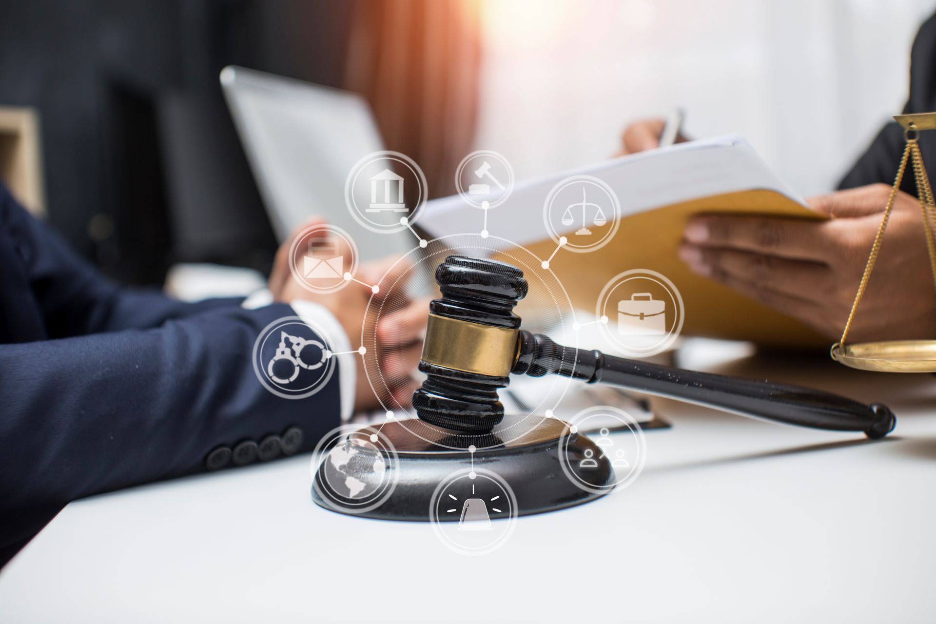 Marteau de juge avec des icônes fictives