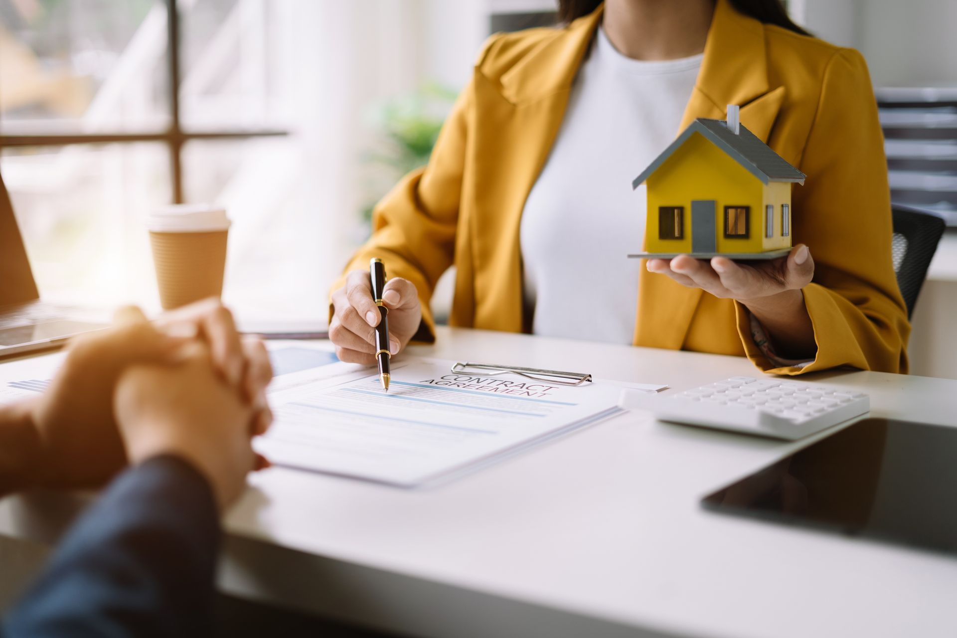 Avocate avec une veste et une figurine de maison jaune
