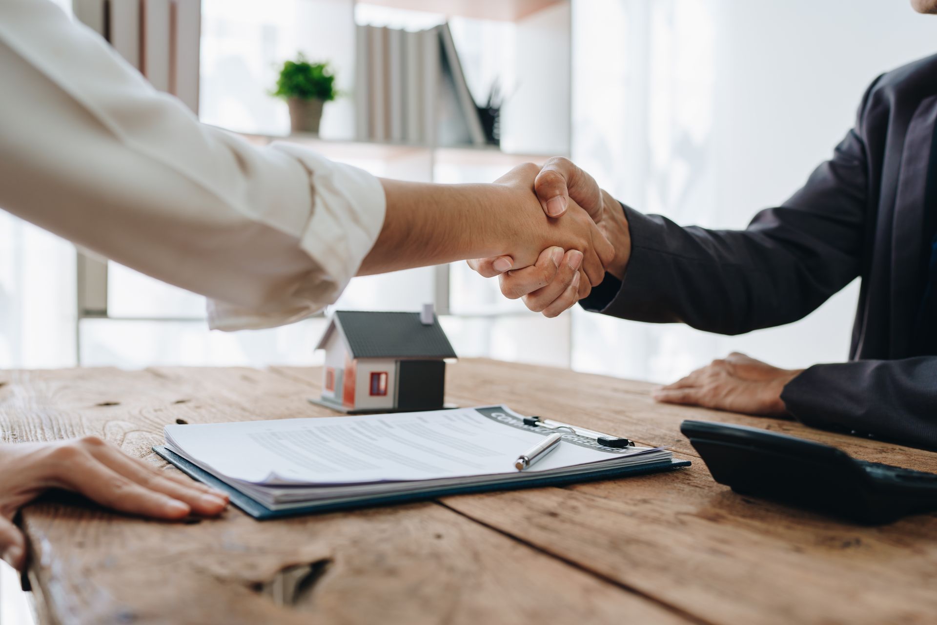 Poignée de main entre un avocat et son client