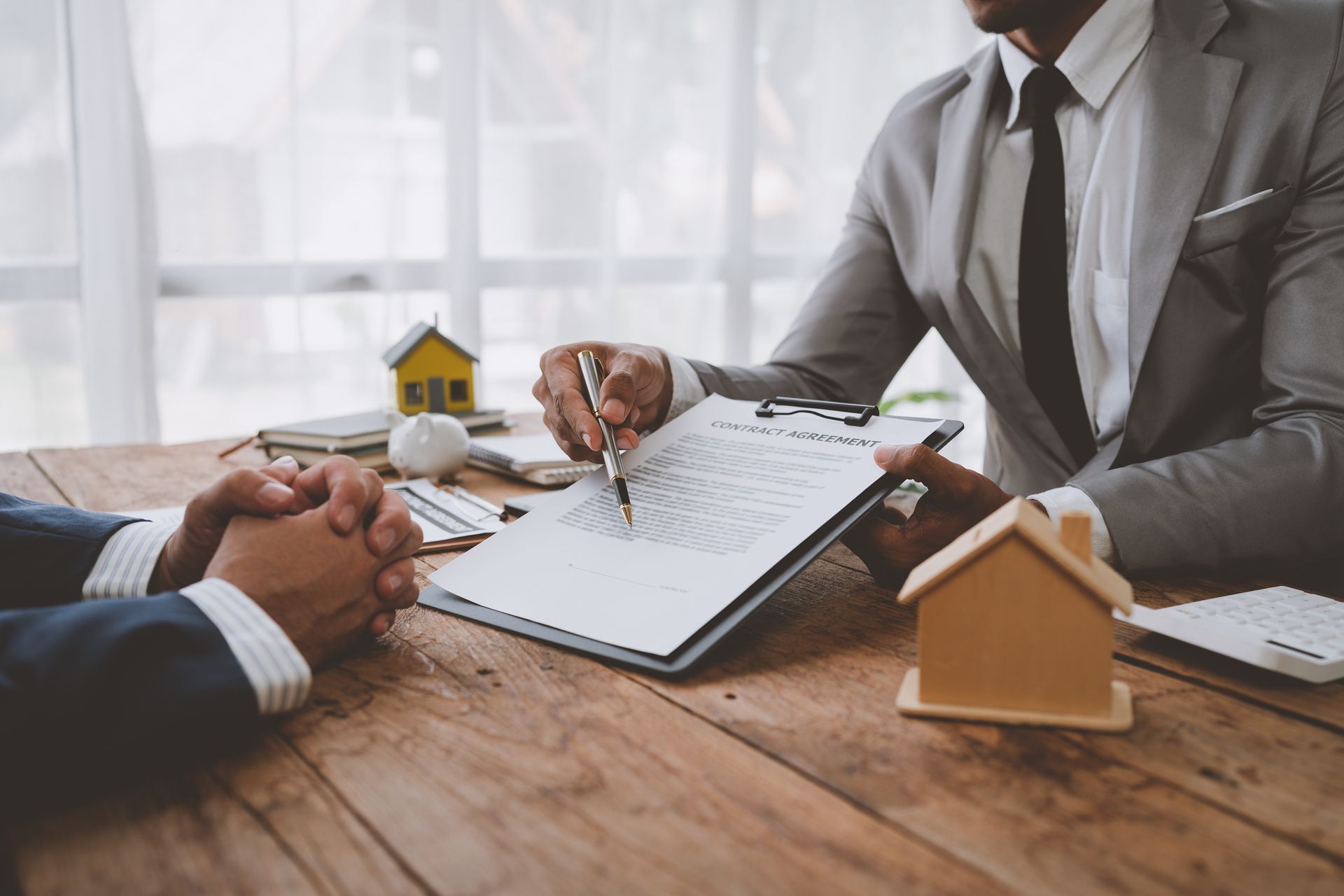 Avocat qui montre un dossier à son client