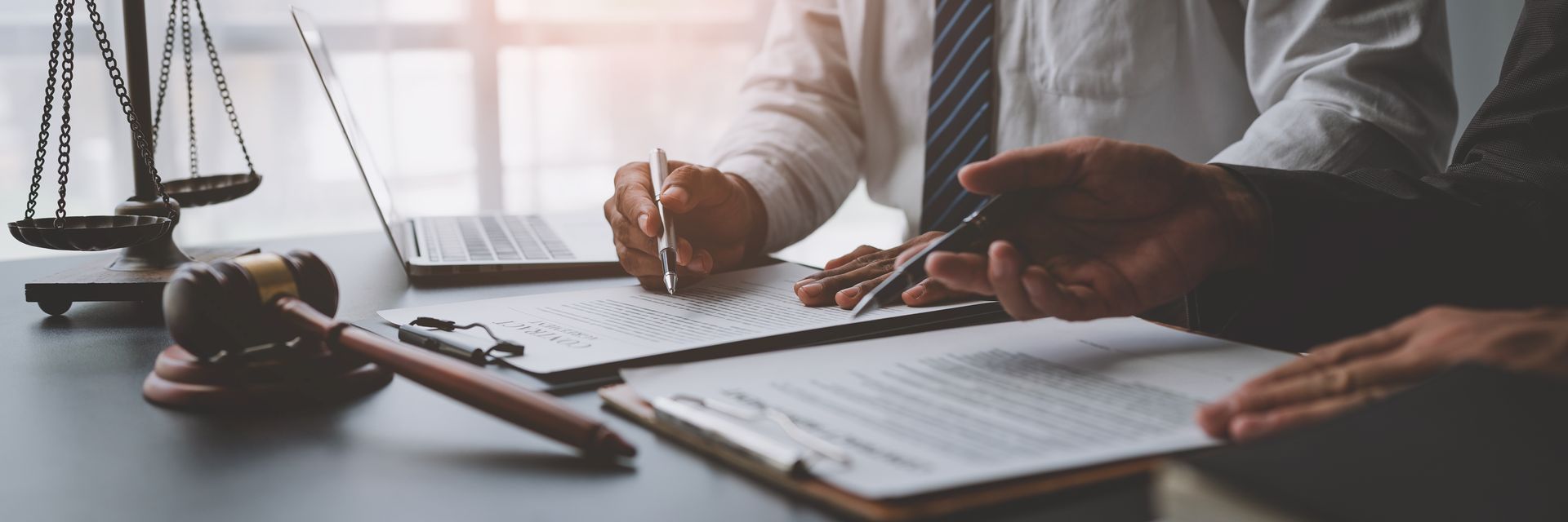 Examen de contrats par deux avocats