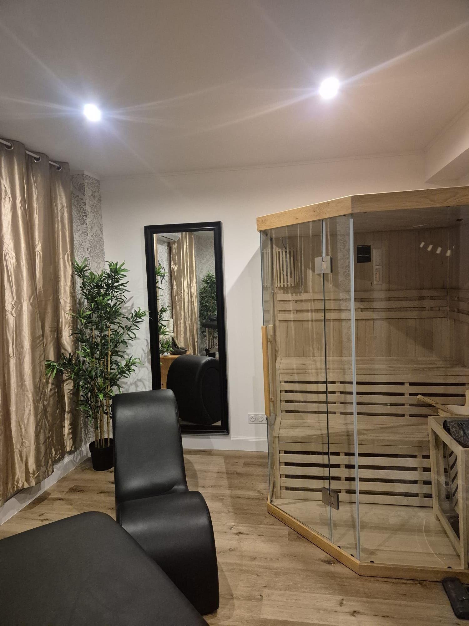 Espace Shiny Relax avec sauna finlandais et table de massage à Limoux