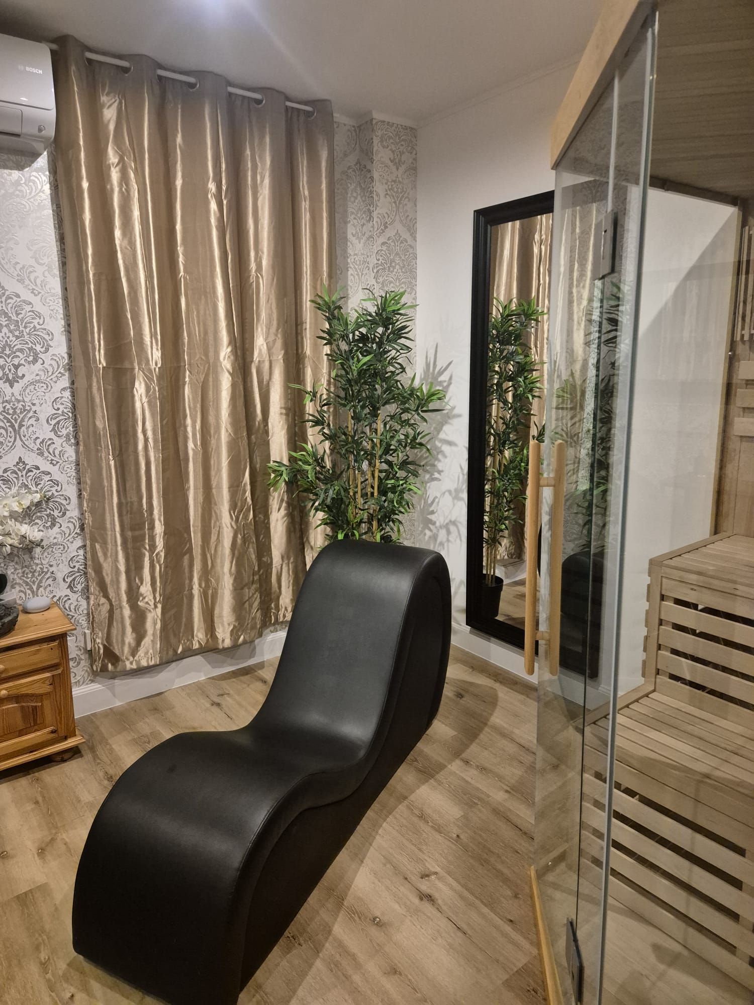 Sofa Tantra de Shiny Relax près du sauna finlandais à Limoux