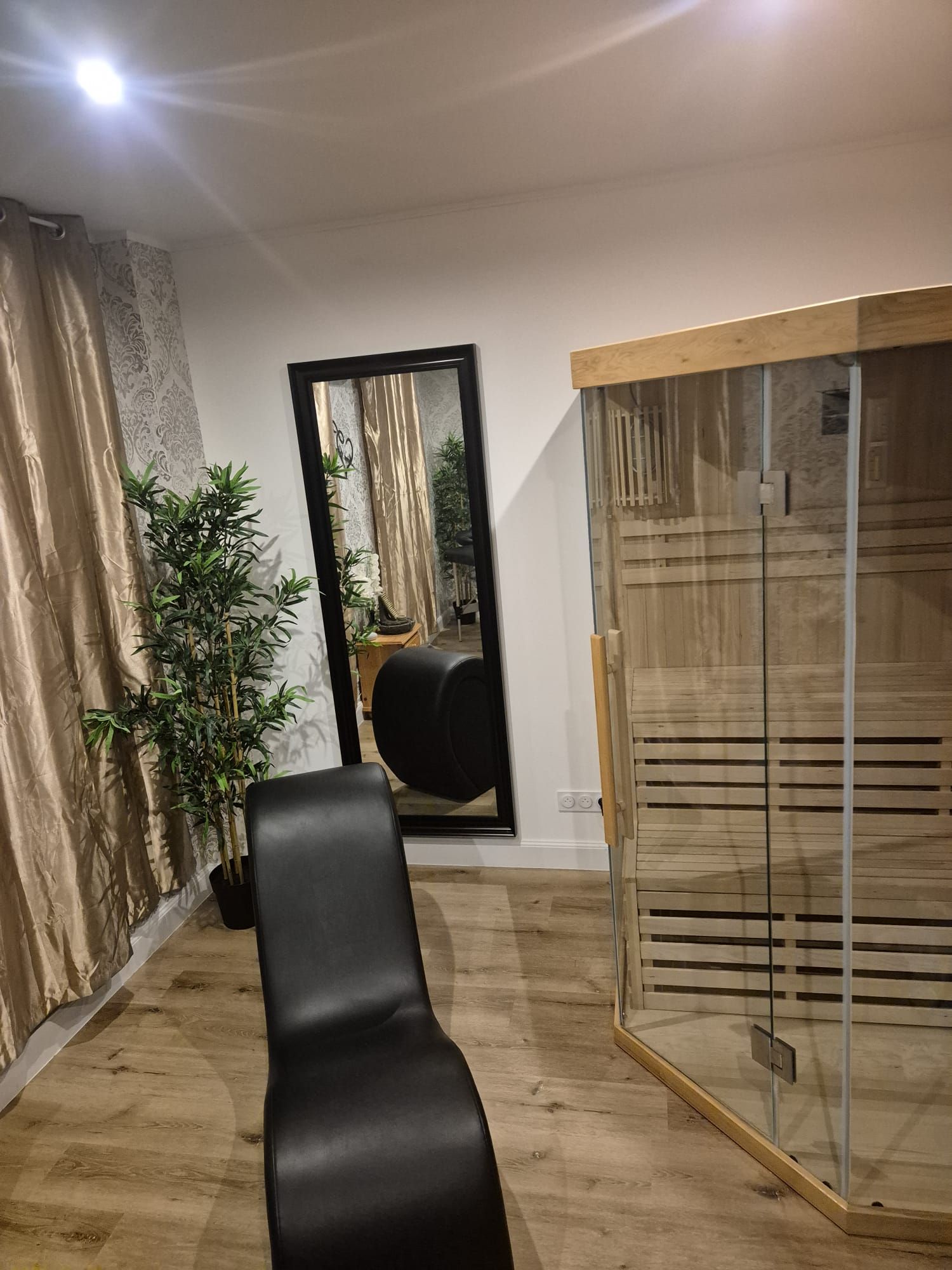 Espace Shiny Relax avec sauna finlandais et sofa Tantra à Limoux