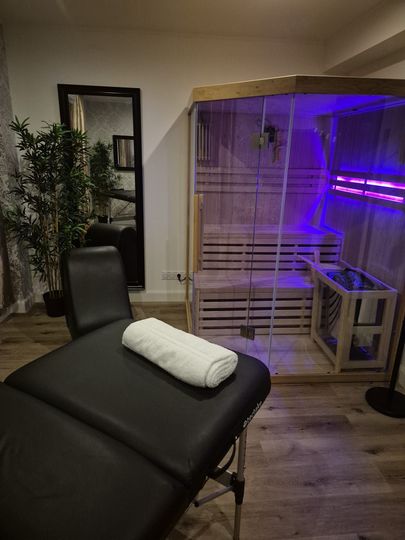 Espace Shiny Relax à Limoux avec sauna finlandais, table de massage et sofa tantra