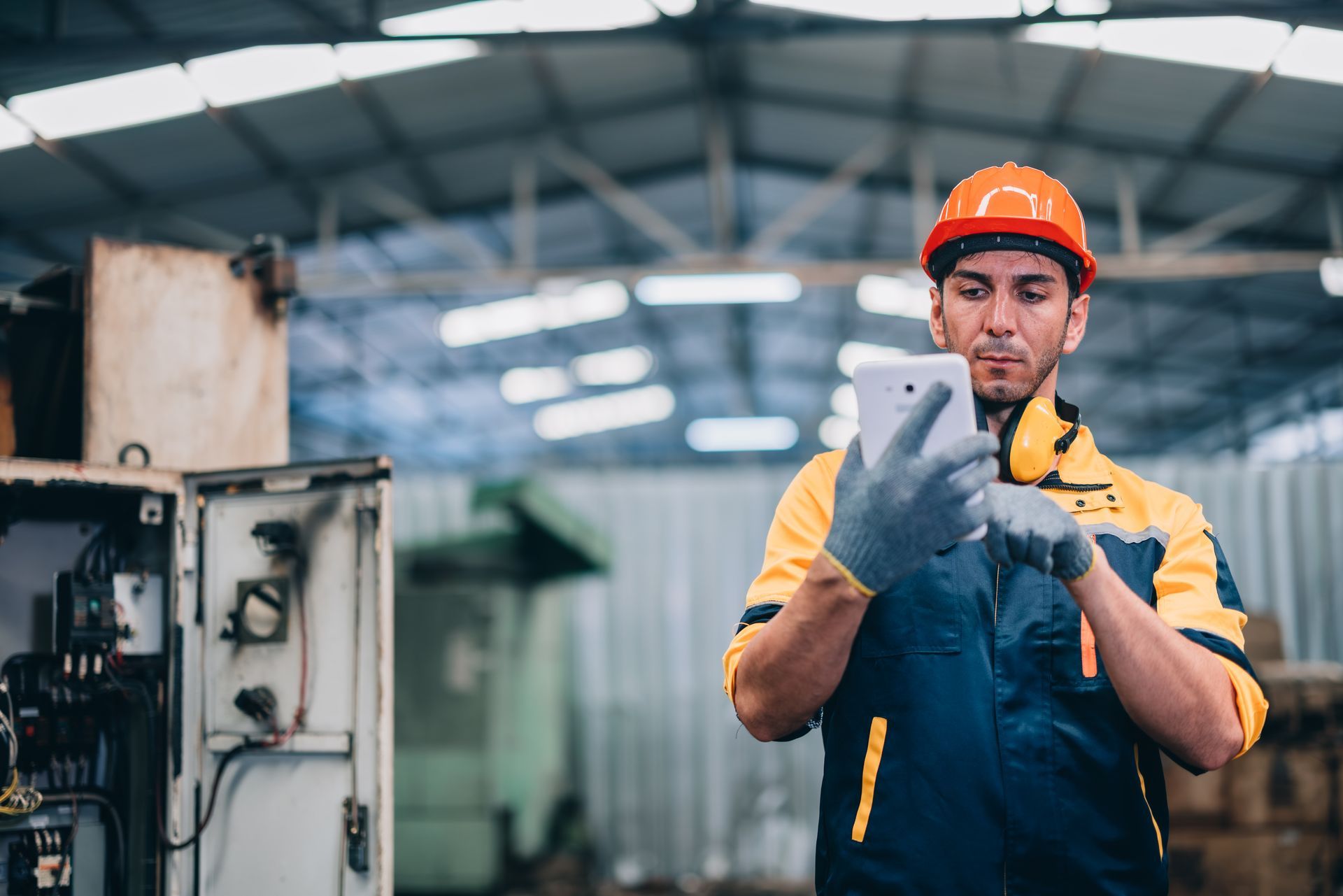 Un professionnel de l'industrie au telephone