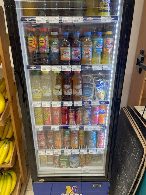Boissons fraiches en vente dans la supérette