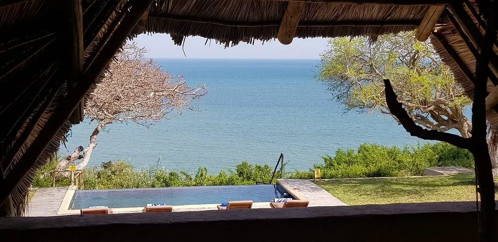 Uma vista do oceano de uma cabana de palha