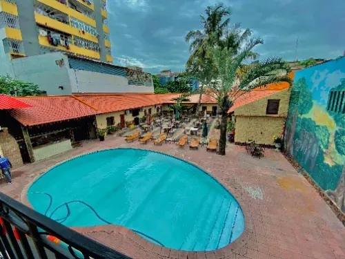 Uma vista aérea de uma grande piscina cercada por prédios e cadeiras.