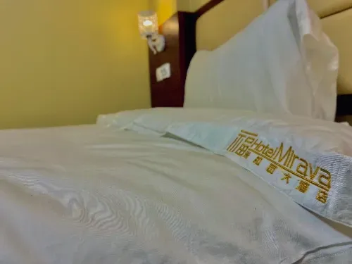 Uma toalha do hotel mirava está sobre a cama