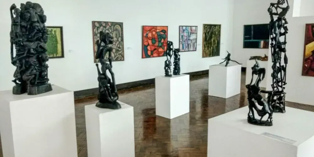 Um museu repleto de esculturas e pinturas.
