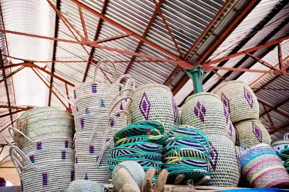 Um monte de cestas estão empilhadas umas sobre as outras em uma sala.