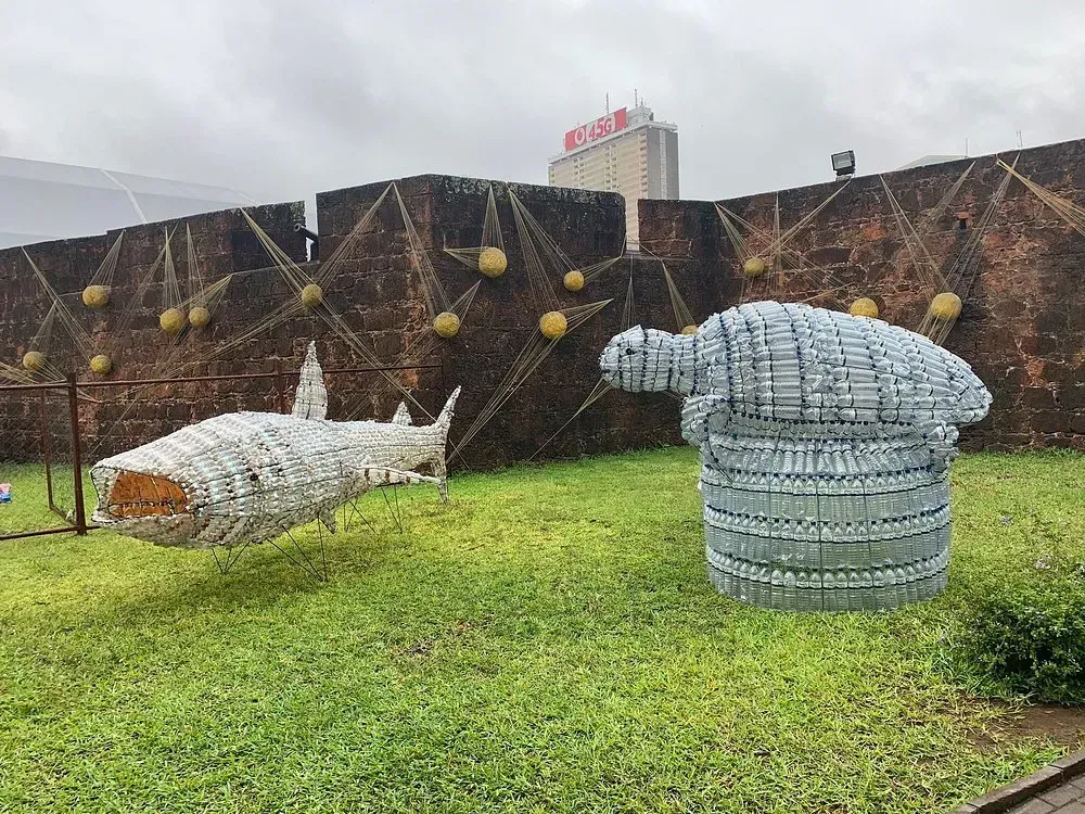 Uma escultura de um tubarão e uma tartaruga feita de garrafas plásticas.
