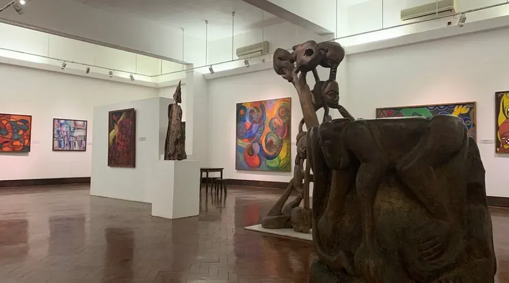Um museu repleto de pinturas e esculturas.