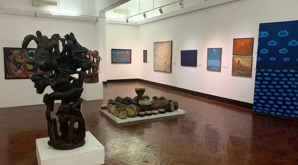 Um museu repleto de esculturas e pinturas.