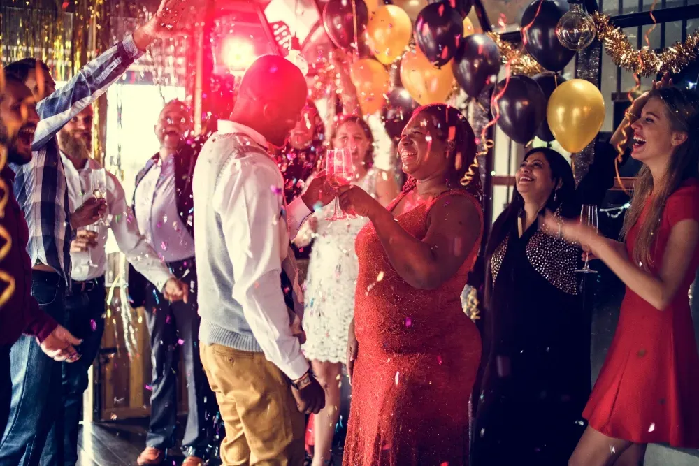 Um grupo de pessoas está dançando em uma festa.