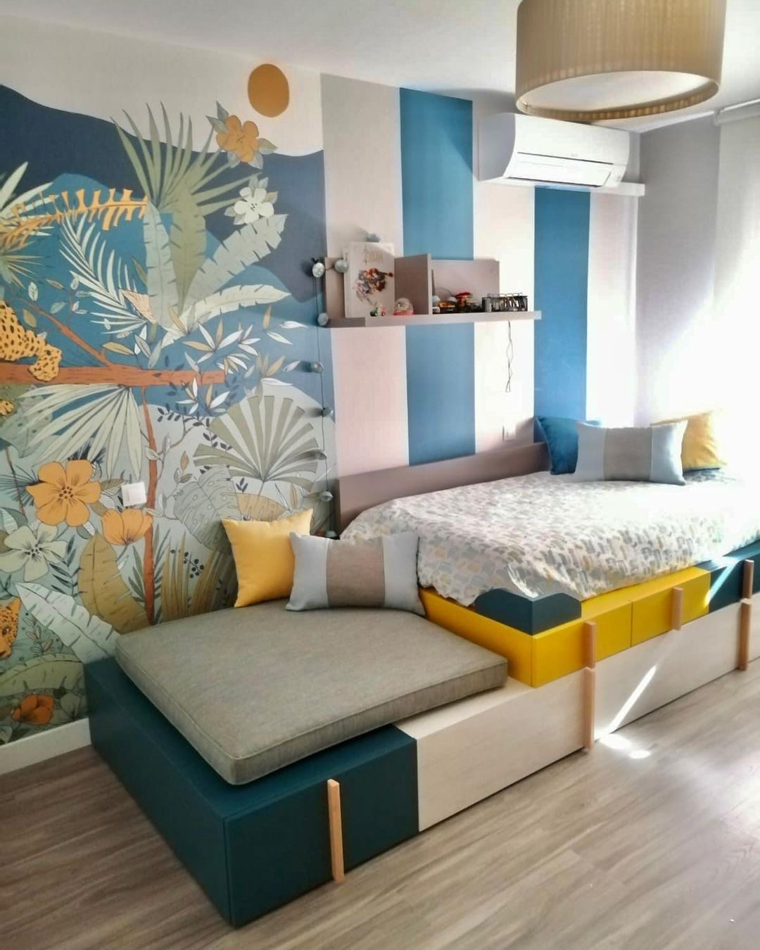 Un dormitorio con dos camas y un cuadro en la pared.