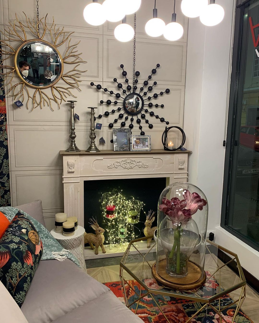 Una sala de estar con chimenea y una mesa de centro de cristal.