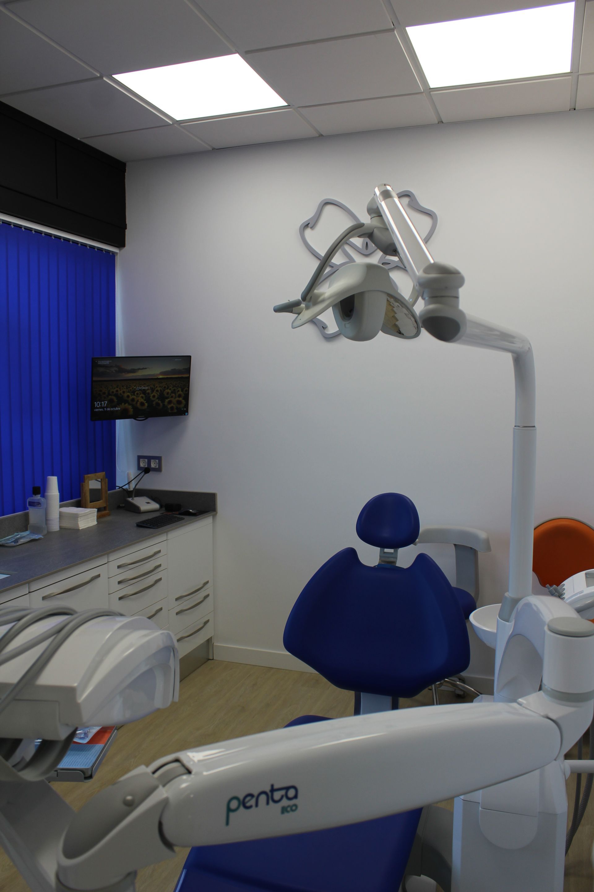 Un sillón dental azul está en un consultorio dental.