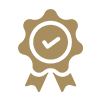 Una medalla de oro con una marca de verificación en el centro y una cinta alrededor.